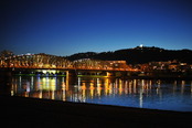 Linz_Eisenbahnbrücke_bei_Nacht_04